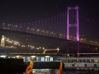 Boğaziçi Köprüsü Pembe Işıldadı