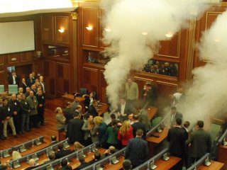 Mecliste Yine Gaz Bombası Atıldı