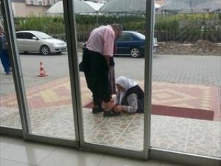 Bu Annenin Ayakları Öpülür