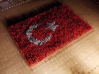 2015 kişi dev Türk bayrağı oluşturdu