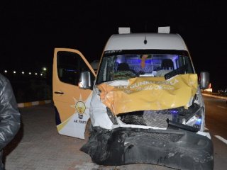 AK Parti seçim minibüsü kaza yaptı