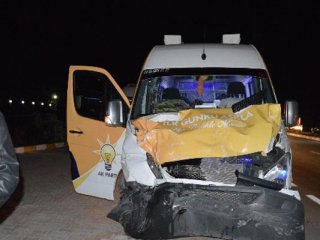 AK Parti minibüsü Kaza Yaptı