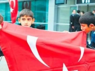 Bayrağı Öpen Çocuklara PKK Tehdidi!