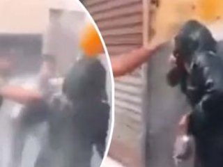 Gözü Dönmüş Kalabalık Başörtülü Kadına Saldırdı