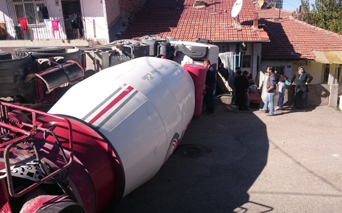 Ankara'da Beton Mikseri Devrildi