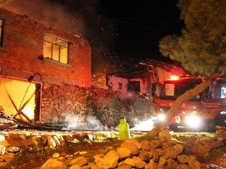 Şarja Takılı Cep Telefonu Yangın Çıkardı