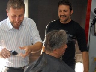İddiayı Kaybetti! Saçlarını Böyle Kazıttı