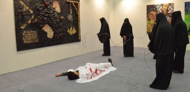 Çarşaf Üzerinden İslam'a Hakaret