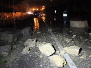 Sağanak yağmur heyelana neden oldu