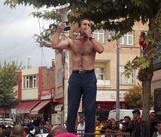 Vekil Adayı Tepki İçin Soyundu!