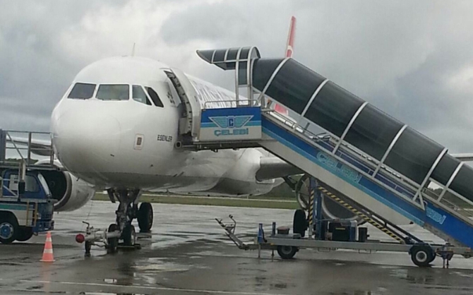 Uçak Arıza Yaptı Yolcular İndirildi