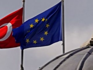 Türkiye'ye Hem Eleştiri Hem Övgü