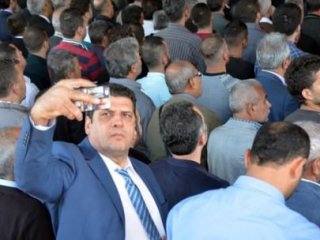 Şehit polisin cenazesinde selfie çeken MHP'li