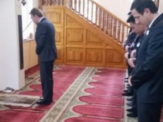 İzzetbegoviç Namaz Kıldırdı