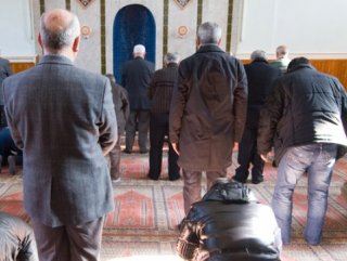 İmamın Arkasından Yanaştı Ve..