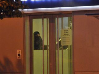 Soyguncu vuruldu, rehineler kurtarıldı