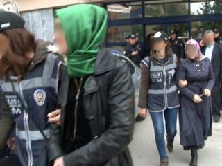 Kelepçede Geri Adıma Tepki Gösterdi