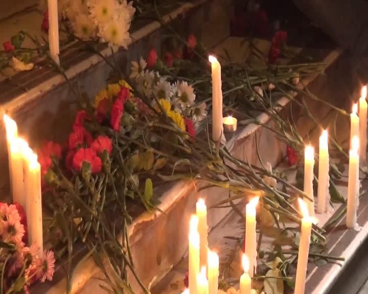 Taksim'de Paris'te ölenler için mum yaktılar