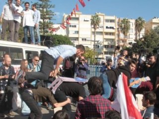 Antalya'da Polise Havai Fişekle Saldırı!