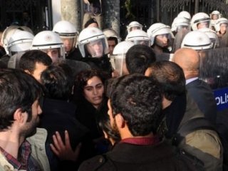 Sebahat Tuncel'in kampüs kapısındaki zor anları