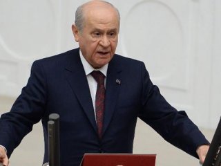 Bahçeli, kendisini alkışlayan AK Partili vekilleri selamladı