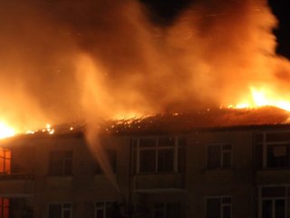 Rize’de korkutan çatı yangını