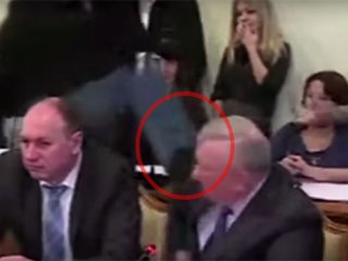 Vekilin Yüzüne Tekme Attılar!