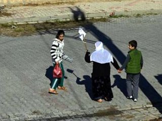 Beyaz Bayraklarla Kendilerini Koruyorlar