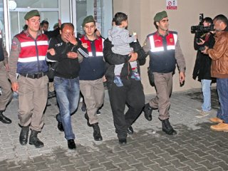 12 kaçak göçmeni can yelekleri ele verdi