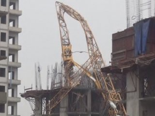 Vinç Devrildi, Kepçe Operatörü Altında Kaldı