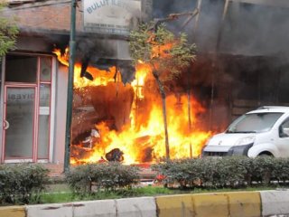 Bunalıma Giren Esnaf İşyerini Ateşe Verdi