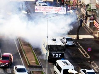 Diyarbakır'da polise ses bombalı saldırı