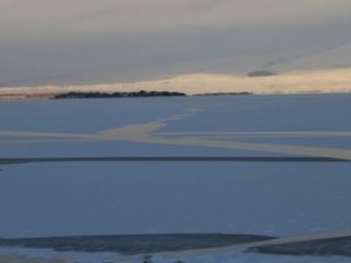 Sınırdaki Göl Tamamen Dondu