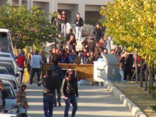 PKK yanlısı öğrenciler kampüsü savaş alanına çevirdi