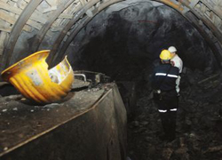 Zimbabve'de platin madeninde 60 işçi mahsur kaldı