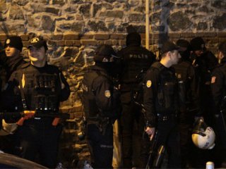 Grup Yorum üyesi 5 kişi DİSK önünde gözaltına alındı