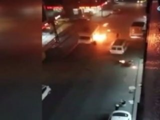 PKK yandaşları Esenler'de araçları ateşe verdi