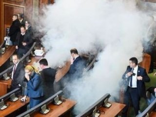 Kosova Meclisi'nde Yine Gaz Bombası Atıldı