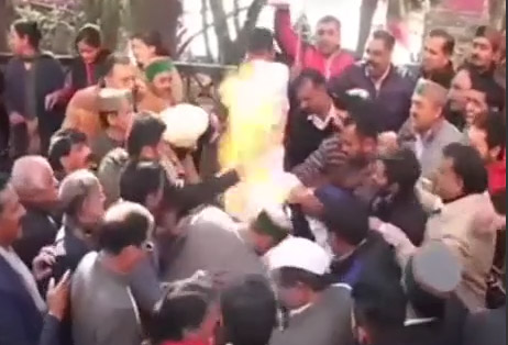 Protesto Gösterisi Yapmak İsterken Kendilerini Yaktılar