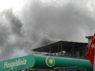 Benzin İstasyonu Yanında Korkunç  Yangın