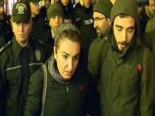 'Katil Devlet' Diye Bağıran Kadına Polisten Kapak Gibi Cevap