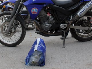 Zehir Taciri Esrarı Atıp Kaçtı