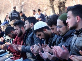 ODTÜ’deki Olayları Namaz Kılarak Protesto Ettiler