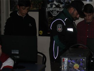 Bilgisayar oyunundan başlarını kaldıramadılar