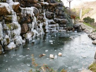 Bilecik’te Soğuklar Şelaleyi Dondurdu