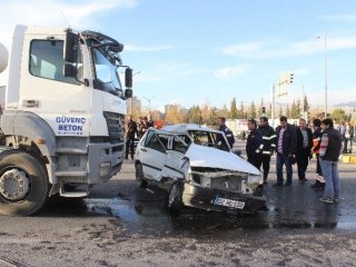 Beton Mikseri Otomobili Ezdi: 2 Yaralı