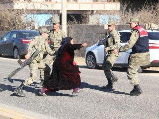 Ev Yakmaya Giden Kadınları Jandarma Durdurdu!