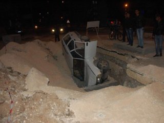 Belediyenin Kazdığı Çukura Düştü