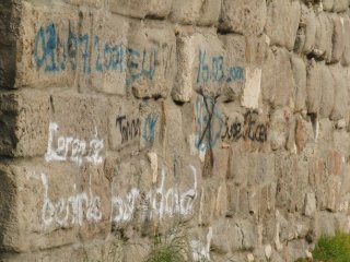 Tarihi Kaleyi Duvar Yazılarıyla Kirlettiler