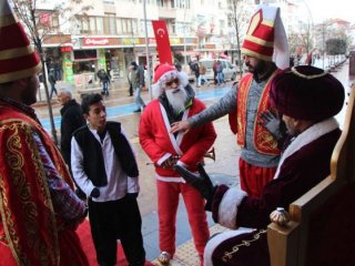 Bolu'da Noel Baba’ya Kelime-i Şehadet Getirttiler